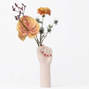 vase poing levé femme doigts vernis girl power doiy (3) (1)