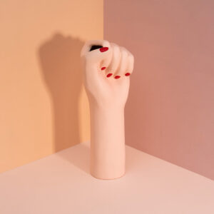 vase poing levé femme doigts vernis girl power doiy (3) (1)