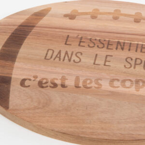 164973 planche en bois acacia en ballon de rugby l'essentiel dans le sport c'est les copains cades (1) (1)