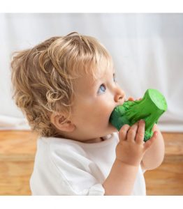 brucy-the-broccoli le brocoli jouet de dentition et bain oli & carol 1